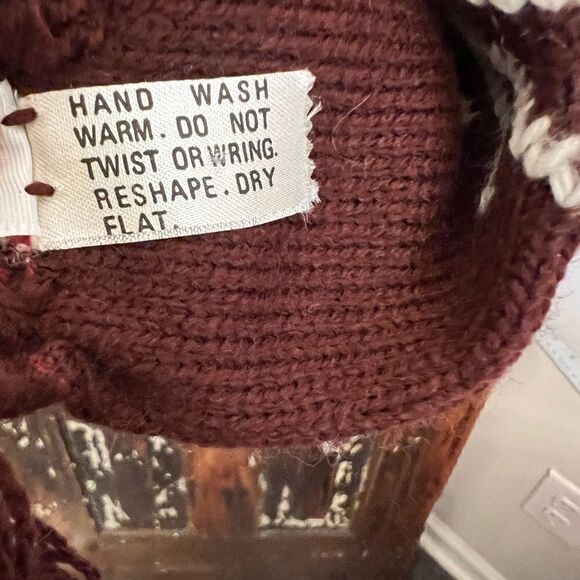 Vintage women’s Etienne Aigner tassels acrylic winter scarf. - Picture 6 of 7